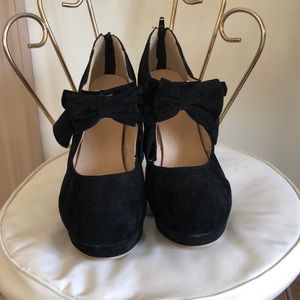 Size 10 velvet heel with bow
